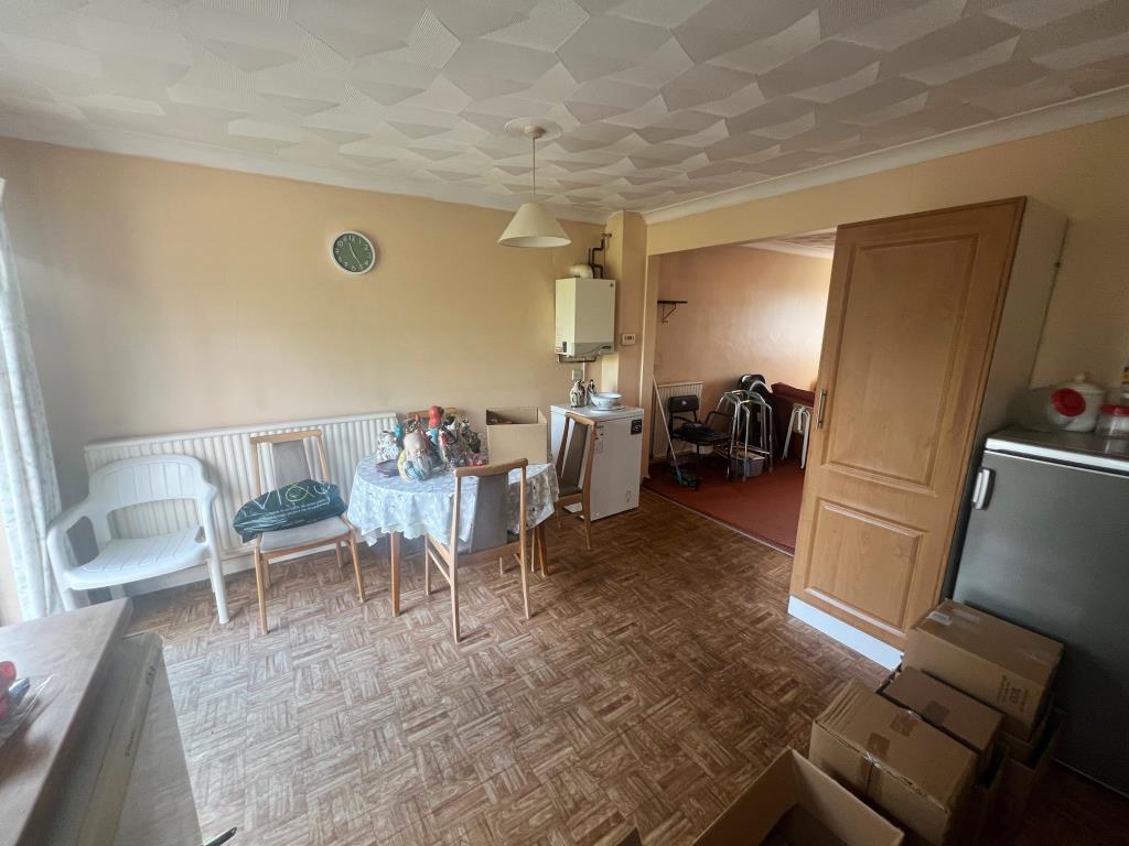 Lot: 68 - THREE-BEDROOM HOUSE FOR IMPROVEMENT - Dining room